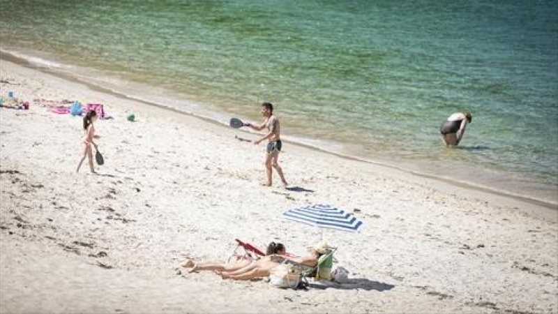 Varias personas se bañan y toman el sol en una playa del municipio de Marín, a 5 de junio de 2021, en Marín, Pontevedra, Galicia, (España).