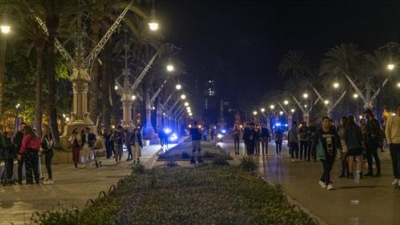 Grupos de personas festejan en las calles de Barcelona durante el primer viernes sin toque de queda, a 14 de mayo de 2021.