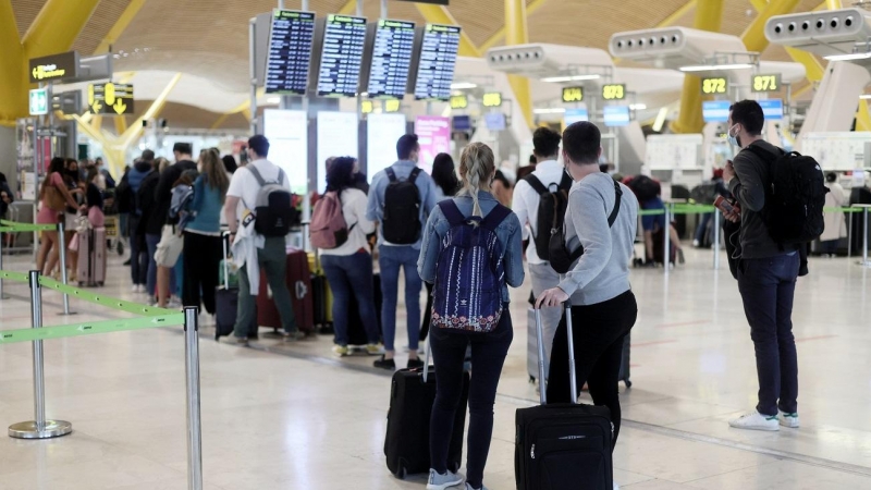 Varios pasajeros en la terminal T4 del Aeropuerto Adolfo Suárez - Madrid Barajas, el pasado 24 de mayo de 2021.