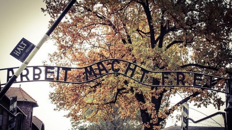 Imagen de la entrada de Auschwitz.