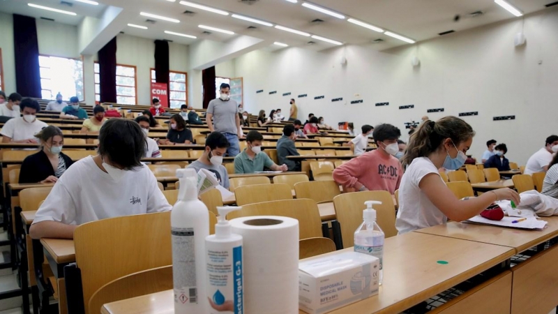 Varios estudiantes repasan antes del inicio de la Evaluación para el Acceso a la Universidad en la Comunidad de Madrid (EBAU), en la facultad de Ciencias Económicas y Empresariales de la Universidad Complutense.