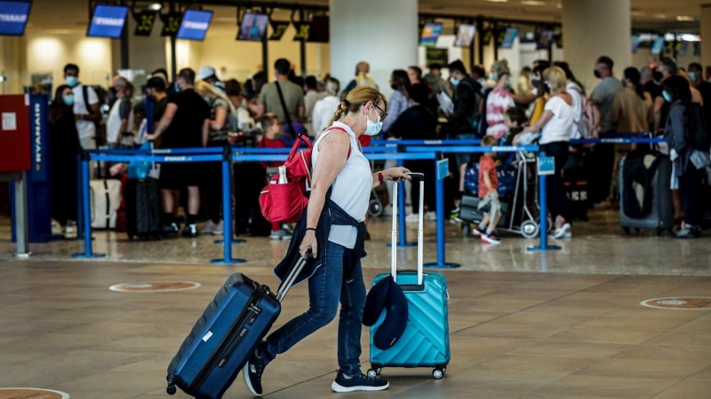 Miles de turistas británicos abandonan Portugal para evitar cuarentena.