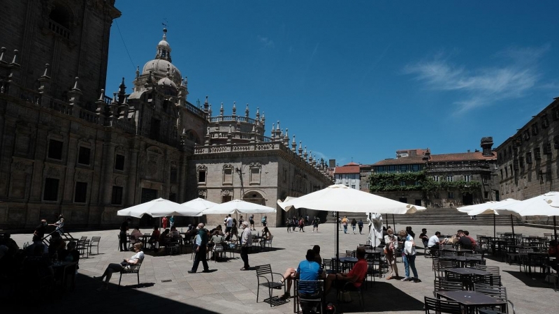 Varias personas en la terraza de un bar en la Plaza de la Quintana, a 6 de junio de 2021, en Santiago de Compostela, A Coruña.