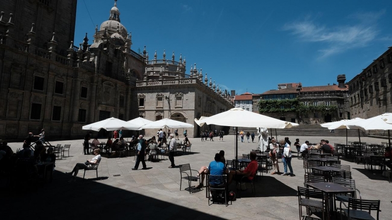 Varias personas en la terraza de un bar en la Plaza de la Quintana, a 6 de junio de 2021, en Santiago de Compostela, A Coruña.