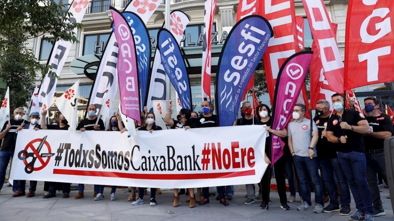 Representantes de trabajadores de Caixabank se concentran este lunes en Madrid en protesta por el rechazo de la dirección a sus propuestas sobre la reducción del número de despidos que prepara la entidad.