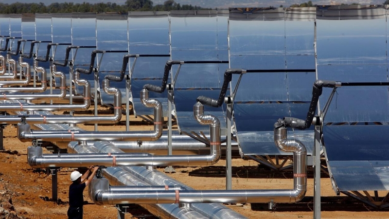 Un trabajador en la planta termosolar de  de Acciona en Alvarado (Badajoz). REUTERS/Nacho Doce