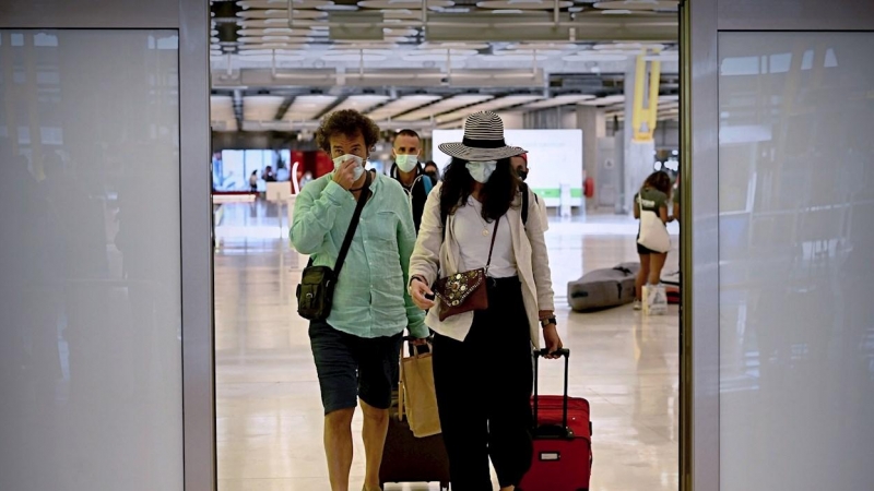Varios turistas tras aterrizar en la terminal 4 del aeropuerto Adolfo Suárez Madrid Barajas