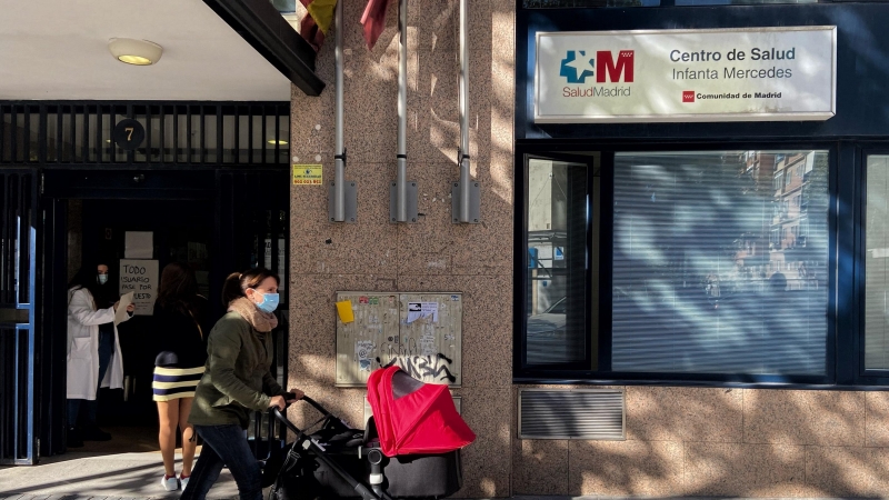 Una mujer con un carrito de bebé pasa por delante del Centro de Salud Infanta Mercedes, en el distrito de Tetúan, en Madrid (España), a 26 de octubre de 2020.