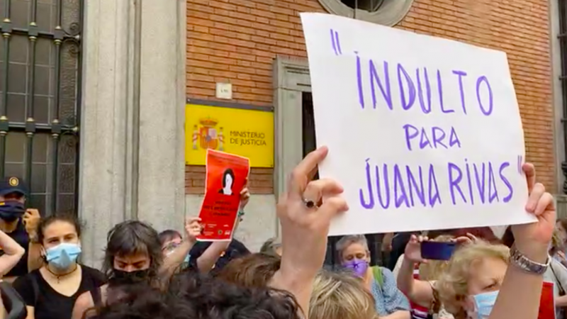 Concentración ante el Ministerio de Justicia reclamando el indulto para Juana Rivas.