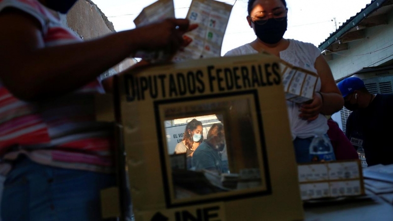 Miembros de una mesa electoral realizan el escrutinio de los votos de las elecciones parlamentarias en México, en Ciudad Juarez. REUTERS/Jose Luis Gonzalez