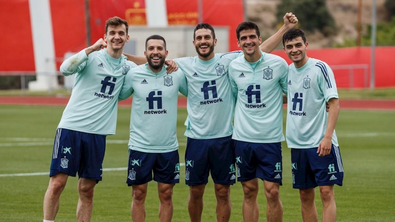 Los jugadores de la selección española Diego Llorente, Jordi Alba, Koke Resurección, Gerard Moreno y Pedri asisten al entrenamiento del equipo en la Ciudad Deportiva en Las Rozas, Madrid, este sábado.