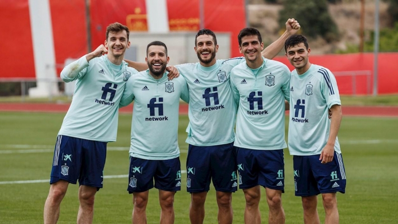 Los jugadores de la selección española Diego Llorente, Jordi Alba, Koke Resurección, Gerard Moreno y Pedri asisten al entrenamiento del equipo en la Ciudad Deportiva en Las Rozas, Madrid, este sábado.