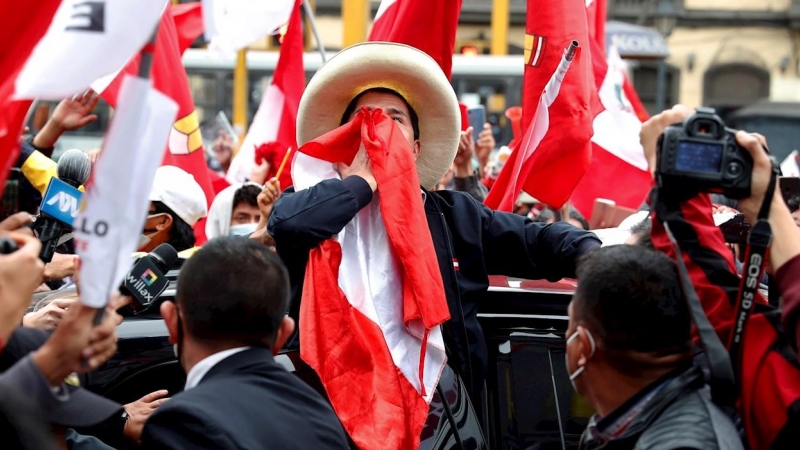 El candidato presidencial Pedro Castillo celebra junto a sus simpatizantes tras el reciente recuento de votos de las elecciones presidenciales