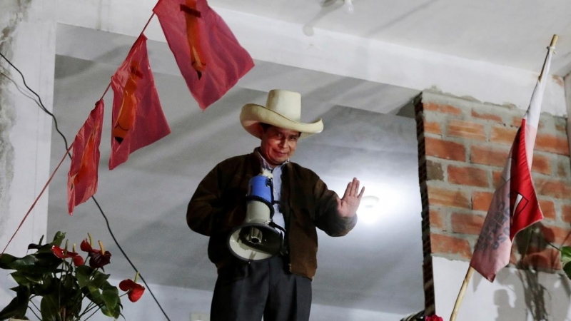 El candidato a la presidencia de Perú Pedro Castillo saluda a sus seguidores en Tacabamba. REUTERS/Alessandro Cinque