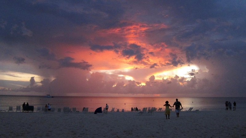 Atardecer en la  Seven Miles Beach, la playa de George Town, en Islas Caiman, uno de los paraísos fiscales más emblemáticos.  REUTERS/Gary Hershorn