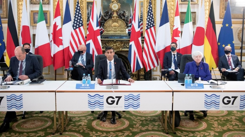 El canciller del Tesoro (ministro de Finanzas) británico, Rishi Sunak, en el centro, en la cumbre de los ministros del G-7 en la que se ha acordado un gravamen mínimo del 15% para las grandes multinacionales. Stefan Rousseau/PA Wire/Pool via REUTERS