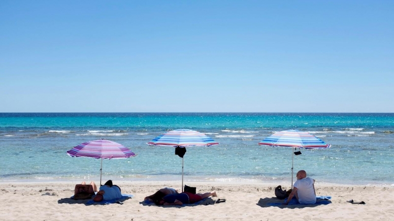 Varios bañistas disfrutan de un soleado día en la playa de Son Bou, este lunes en Menorca.