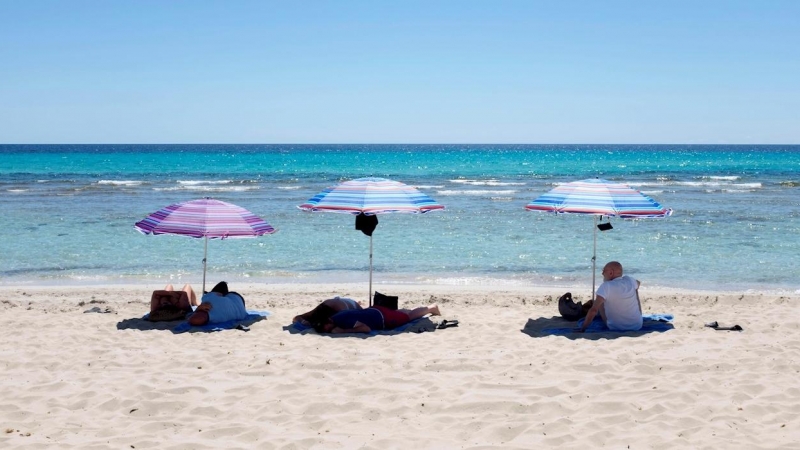 Varios bañistas disfrutan de un soleado día en la playa de Son Bou, este lunes en Menorca.