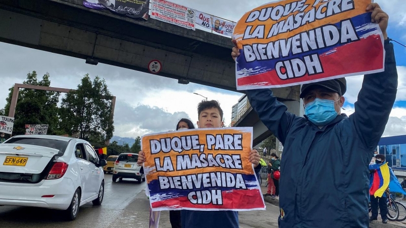 Manifesantes con carteles dando la bienvenida a los miembros de la Comisión Interamericana de Derechos Humanos (CIDH), a su llegada a Bogotá. REUTERS/Luisa Gonzalez