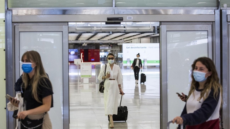 Pasajeros a su llegada a las instalaciones de la Terminal T4 del Aeropuerto Adolfo Suárez Madrid-Barajas, a 7 de junio de 2021.