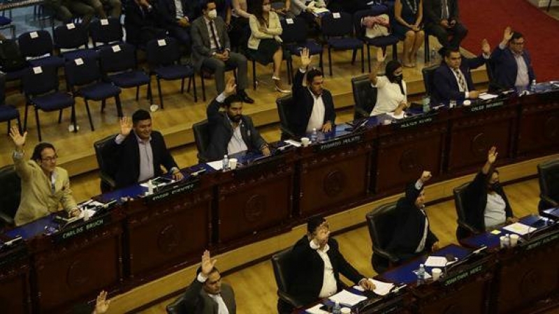 Diputados votan la ley Bitcoin durante la sesión del martes en la Asamblea Legislativa de El Salvador.