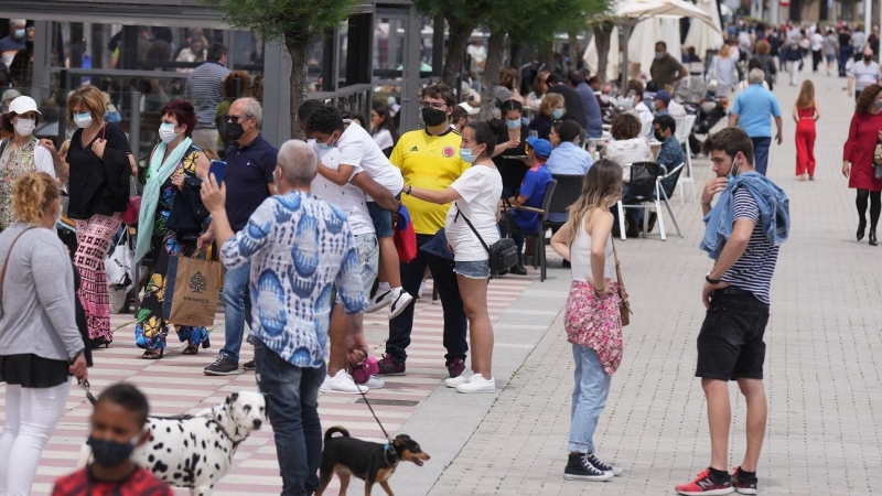 Varias personas pasean por el municipio de Castro Urdiales, el pasado 9 de mayo de 2021, en Castro Urdiales, Cantabria.