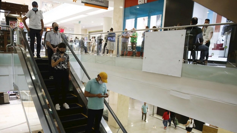 Varias personas asisten al centro comercial en Medellín (Colombia) el 8 de junio de 2021.