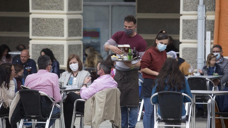 Varias personas, en la terraza de un bar a 9 de mayo de 2021, en Ribadeo, Lugo, Galicia.