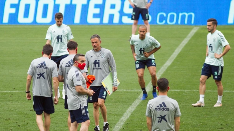 Luis Enrique da instrucciones a los jugadores de la selección durante un entrenamiento