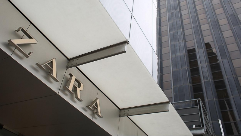 El logo de Zara, la principal enseña del grupo de moda Inditext, en una de sus tiendas en el centro de Madrid. E.P./Cézaro De Luca