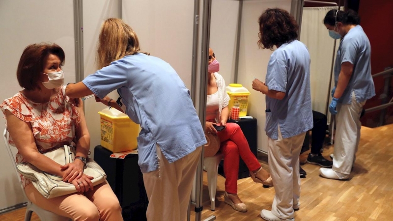 09/06/2021.- Una mujer recibe la vacuna contra la covid-19 en el Hospital Severo Ochoa de Leganés, Madrid, donde se ha iniciado este miércoles la vacunación de la población general de 40 a 49 años. EFE/J.P.Gandul