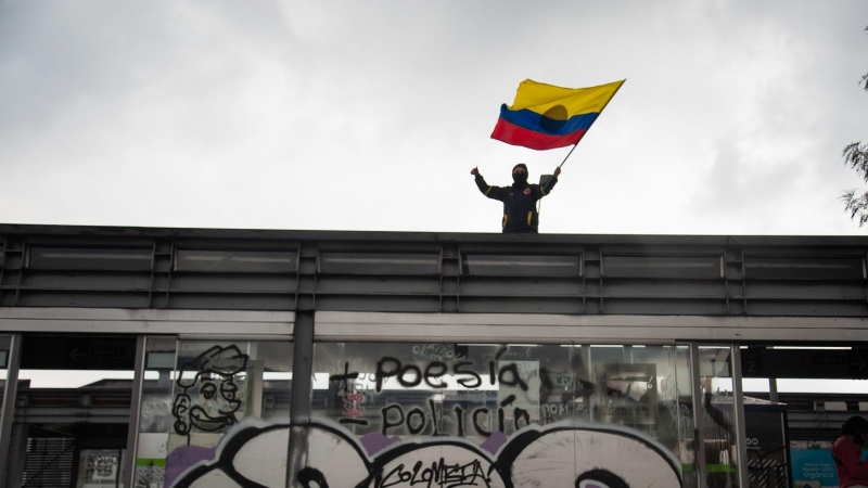 Un manifestante sostiene una bandera colombiana en Bogotá