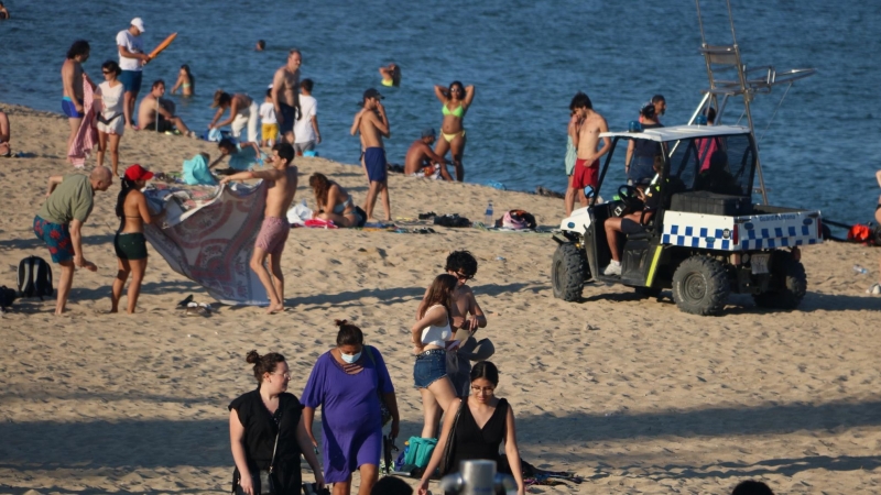 Un vehicle de la Guàrdia Urbana demana als banyistes que abandonin la platja de la Nova Icària, abans de tancar-la aquesta Nit de Sant Joan. 23 de juny de 2020.