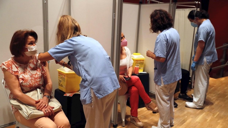 Una mujer recibe la vacuna contra la covid-19 en el Hospital Severo Ochoa de Leganés, Madrid.