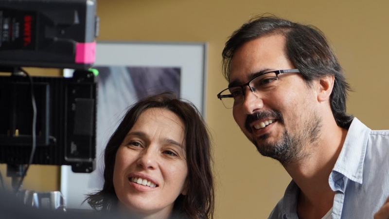 Ariadna Gil con el director del rodaje.