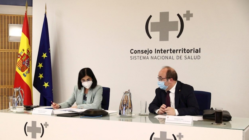 Los ministros de Sanidad, Carolina Darias y de Política Territorial y Función Pública, Miquel Iceta durante la reunión del Consejo Interterritorial de Salud que se celebra esta tarde en Madrid.