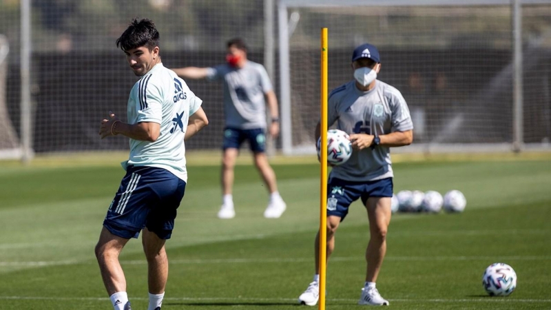 El centrocampista de la selección española, Carlos Soler durante el entrenamiento del equipo en la Ciudad del Fútbol de Las Rozas, Madrid