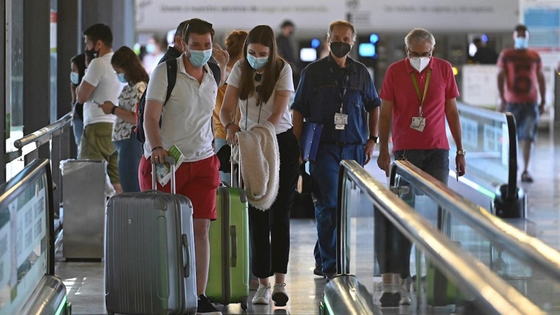 Varios turistas caminan por la terminal 4 del aeropuerto Adolfo Suárez Madrid Barajas el lunes 7 de junio de 2021.