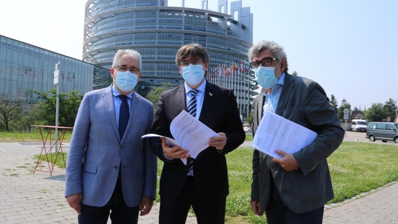 Els advocats Jordi Pina i Francesc Homs, acompanyats de Carles Puigdemont, amb el recurs de Jordi Turull al Tribunal Europeu de Drets Humans per la condemna de l’1-O, davant del Parlament Europeu a Estrasburg.