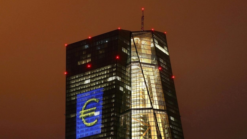 El logo del euro en la fachada del rascacielos donde tiene su sede el BCE en Fráncfort. REUTERS/Kai Pfaffenbach