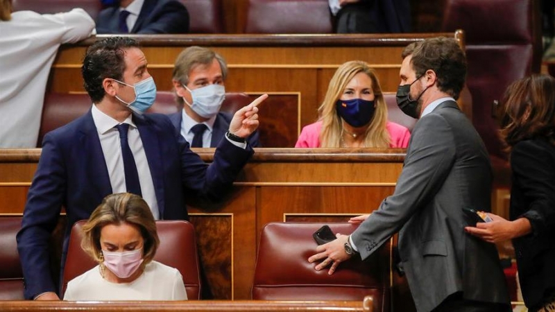 El líder y el secretario general del PP, Pablo Casado (d) y Teodoro García Egea, respectivamente, al inicio de la sesión de control al Gobierno de este miércoles en el Congreso centrada en los indultos a los presos del 'procés' y a la que no asiste Pedro