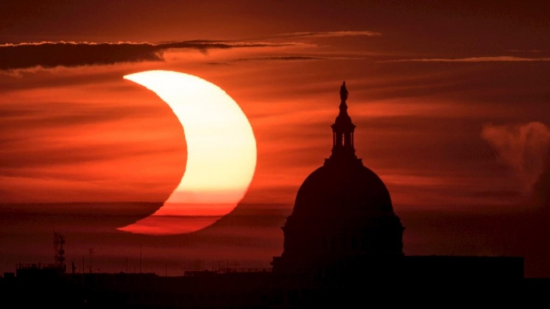 El eclipse y la cúpula del Capitolio de los EEUU.
