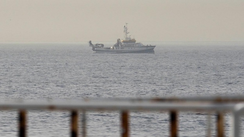 El buque del Instituto Español de Oceanografía (IEO) Ángeles Alvariño sigue rastreando con un sonar este jueves los fondos marinos de la costa de Santa Cruz de Tenerife en busca de pistas sobre el paradero de las niñas Anna y Olivia, desaparecidas junto