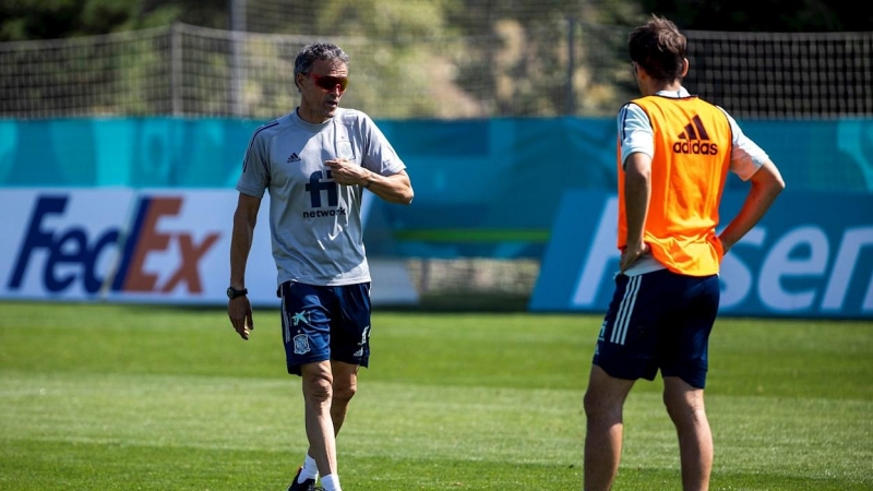 El seleccionador español Luis Enrique durante el entrenamiento que los jugadores de la selección española que componen la burbuja paralela a la lista orginal para la Eurocopa, han llevado a cabo este jueves en la Ciudad Deportiva de Las Rozas.