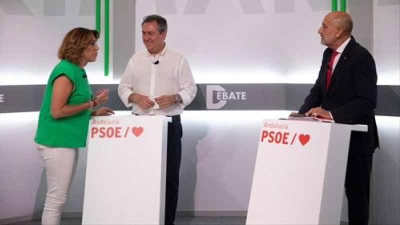 Susana Díaz (i), Juan Espadas (c) y Luis Ángel Hierro (d) posan antes del debate entre los tres candidatos de las primarias del PSOE-A a 08 de junio del 2021 en Sevilla, Andalucía.