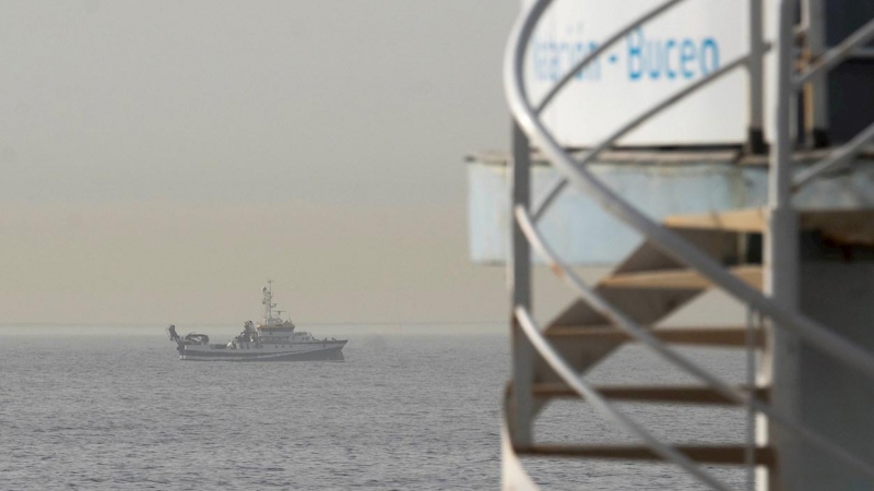 El buque del Instituto Español de Oceanografía (IEO) Ángeles Alvariño sigue rastreando con un sonar este jueves los fondos marinos de la costa de Santa Cruz de Tenerife.