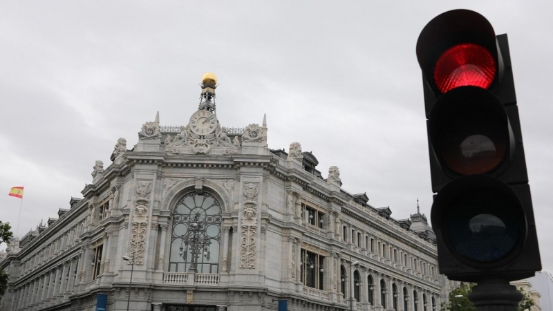 Un semáforo en rojo cerca del edificio de la sede del Banco de España en Madrid. E.P./Isabel Infantes