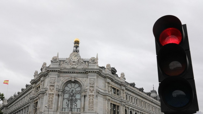 Un semáforo en rojo cerca del edificio de la sede del Banco de España en Madrid. E.P./Isabel Infantes