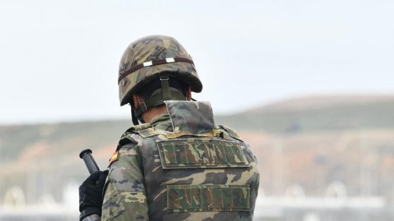 Un militar del ejército español vigila durante las devoluciones en caliente que están efectuando a los migrantes que han entrado en Ceuta procedente de Marruecos, a 18 de mayo de 2021, en Ceuta, (España).