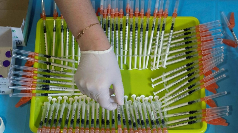 Una enfermera del Servicio Murciano de Salud prepara jeringuillas con dosis de la vacuna contra la covid-19.
